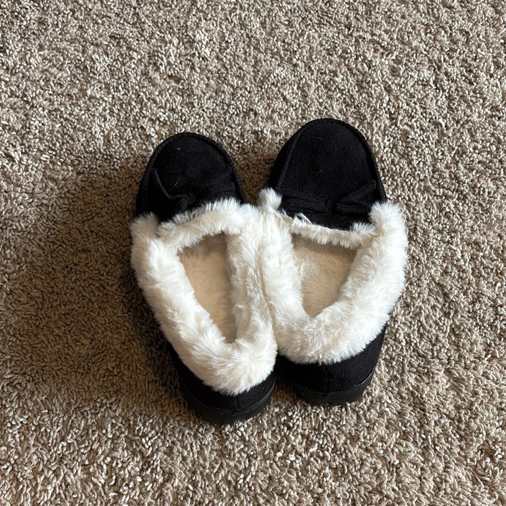 Cozy Black Slippers with White Faux Fur Lining